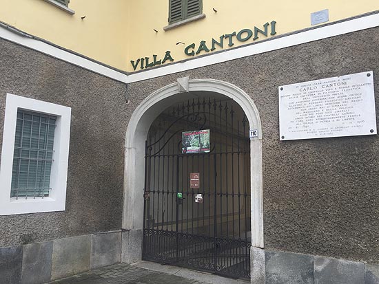 Tor zum Innenhof, in dem man parken kann, und Gedenktafel für Carlo Cantoni (©Foto:  Martin Schmitz)